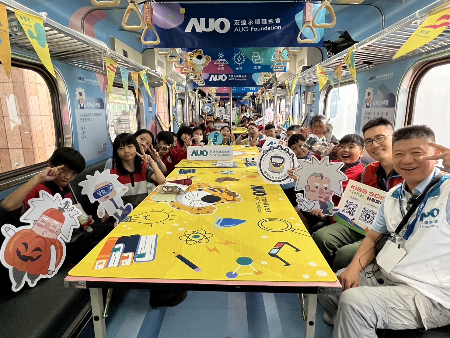 友達永續基金會參與「臺灣科普環島列車」，設計基礎科學車廂課程，以「淨零碳排和永續能源」為主題，讓學生透過創意實驗認識淨零知識，以及思考生活中的減碳行為
