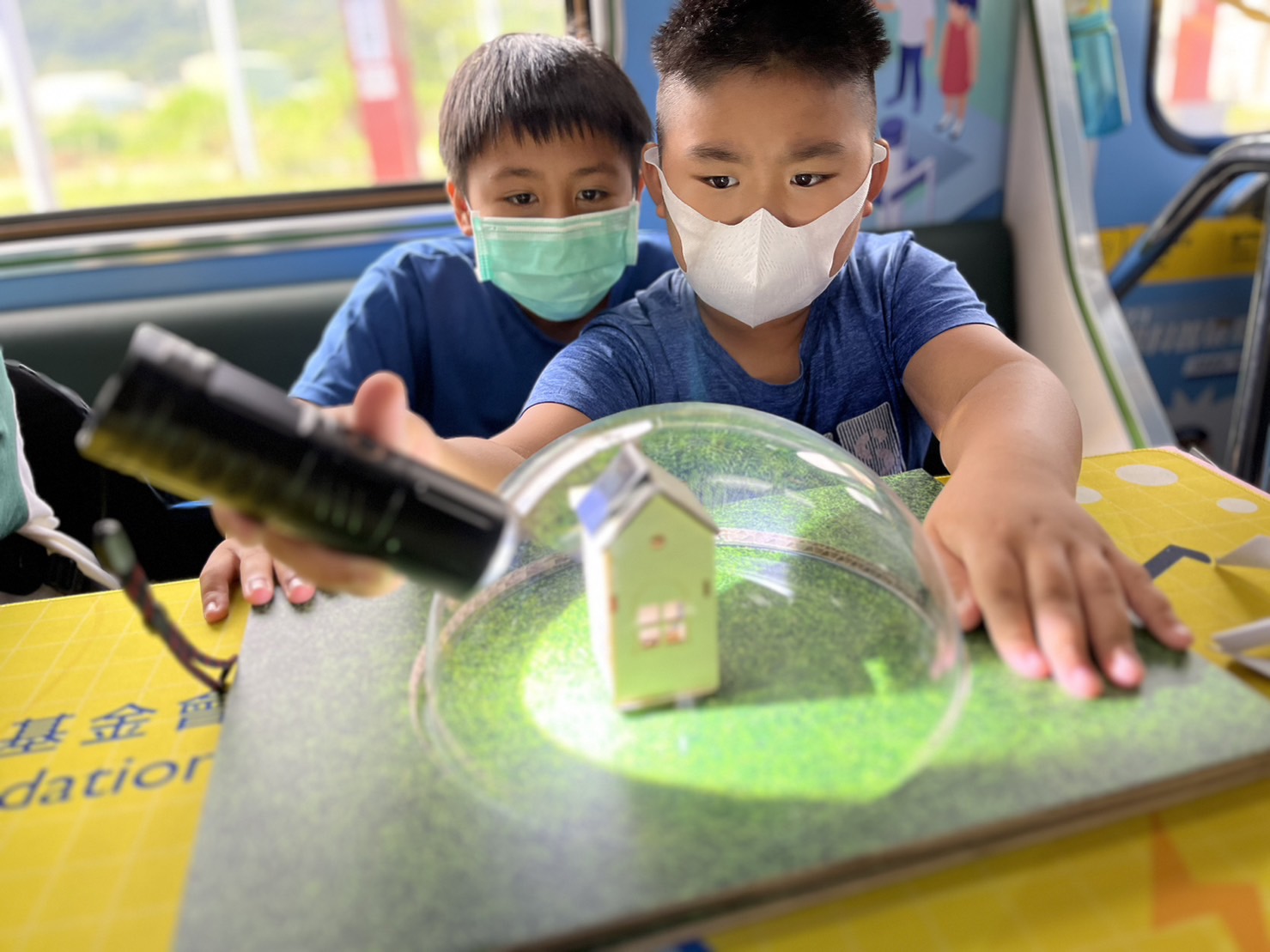 友達參與基礎科學主題車廂，以STEAM教學精神，設計「逐日科學家」、「太陽能工程師」以及「淨零建築師」三大能源科普課程和實驗