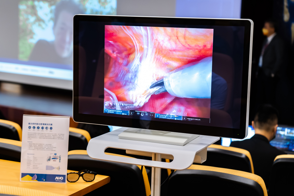 達擎於「國際大腸直腸外科論壇」中，成功導入達文西外接3D影像解決方案。透過達擎即時影像處理技術轉換為成1080p的高解析度畫質，將3D擬真畫面即時呈現於32吋4K 3D醫療顯示器