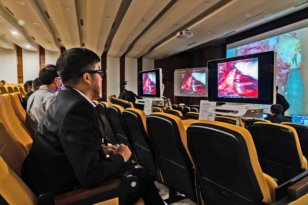 達擎之「達文西外接3D影像解決方案」，將達文西手術機器手臂的3D影像即時連線轉播，在會議室觀摩的醫師們只要戴上偏光眼鏡，就能與執刀醫師看到同步的3D立體影像，如臨操作台現場，縮短達文西手術的學習曲線