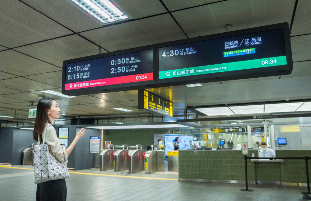 達擎TARTAN顯示器的特殊長條型比例非常適合空間與高度有限的大眾運輸場域應用，具備工業等級高品質、高亮度、高解析與高色彩飽和度等優勢，打造都會智能車站新風貌。