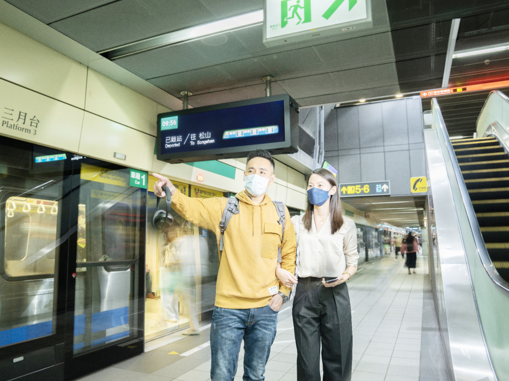 友達旗下達擎之客製化TARTAN顯示器，於台北捷運中山站亮相。以獨特長條型比例與高畫質特色，為台北捷運站帶來嶄新的都會車站風貌