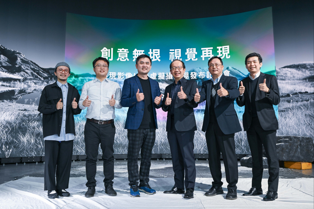 友達光電與再現影像攜手，於中影製片廠建置全台首座提供嶄新一站式整合服務的LED虛擬製作攝影棚（圖左至右：再現影像視覺總監郭憲聰、再現影像營運總監黃棨雋、再現影像藝術總監與導演紀柏舟、友達光電技術長廖唯倫、友達光電系統設計製造服務事業總部副總經理曾天龍、友達光電系統產品事業資深處長蘇聖倫）