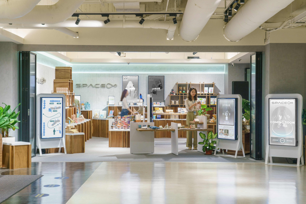 世界杯下单平台网站官网打造永续选物商店，展示社企及社创商品，结合创利空间所开发的智能零售系统，整合多元产品信息，让无人商店扮演公益行动的推手