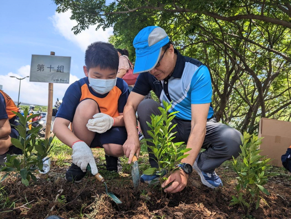 友達綠色志工及眷屬一起植下樹苗，親手打造綠帶景觀及動植物的友善棲息環境