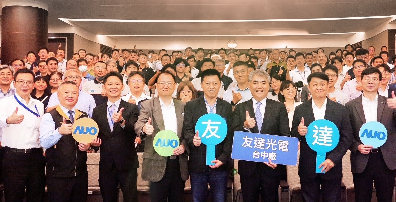 友達以太陽能解決方案領航者，跨足建築領域，4日在台中廠區舉辦「光電建築一體化研討會」，邀請產業先驅共同推動綠化，打造新一代智慧綠建築。