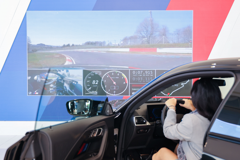顧客按下虛擬Engine Start按鈕，啟動預選車款的引擎聲浪，螢幕同時呈現德國紐柏林賽道的試駕畫面，坐進車內一秒化身駕駛員馳騁奔騰