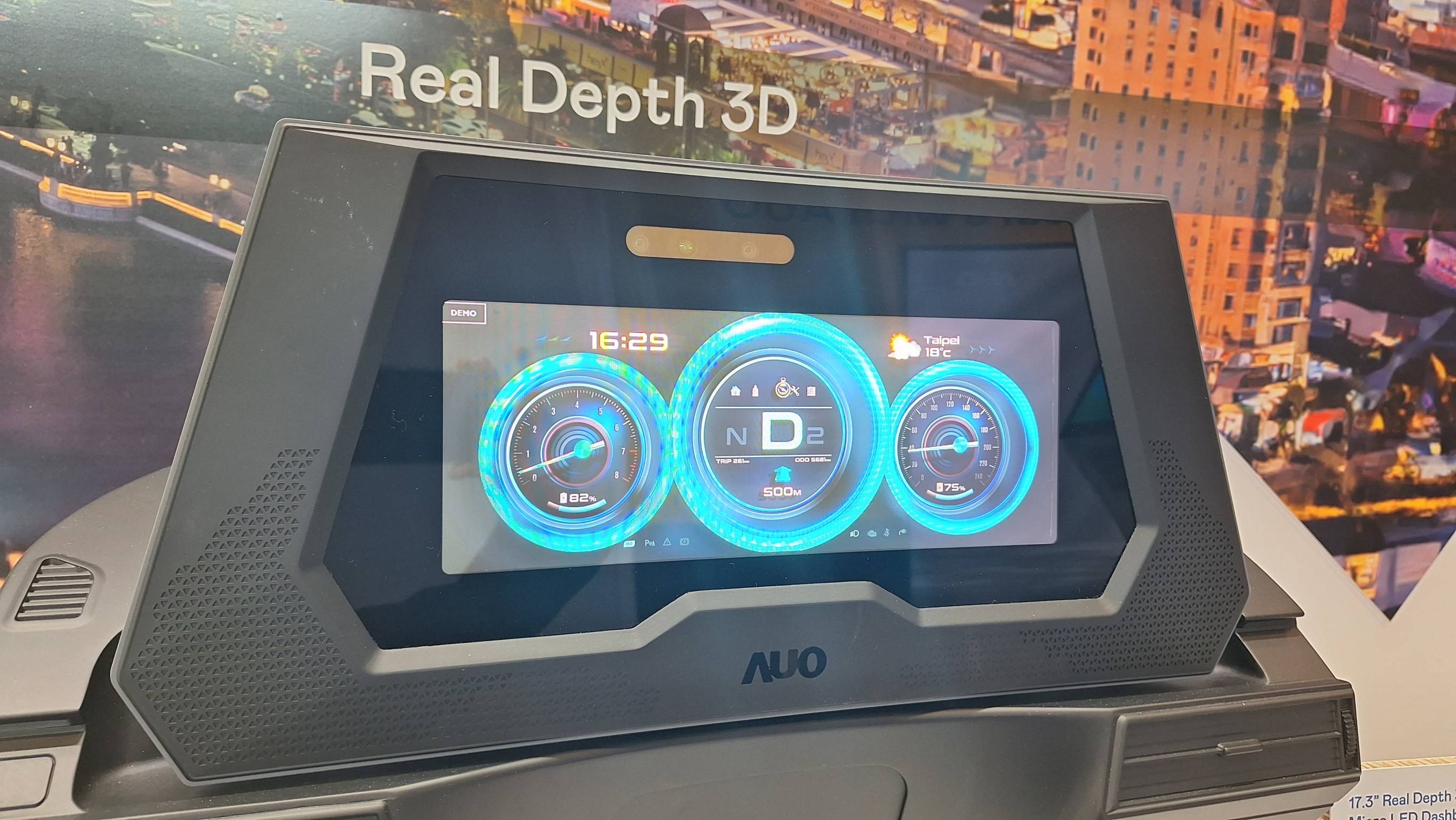 世界杯下单平台网站官网的「裸眼3D Micro LED仪表板」将Micro LED与LCD技术整合成17.3吋显示器，打造令人惊艳的3D效果，同时具备DMS辨识系统，可侦测驾驶行为并进行安全预警。