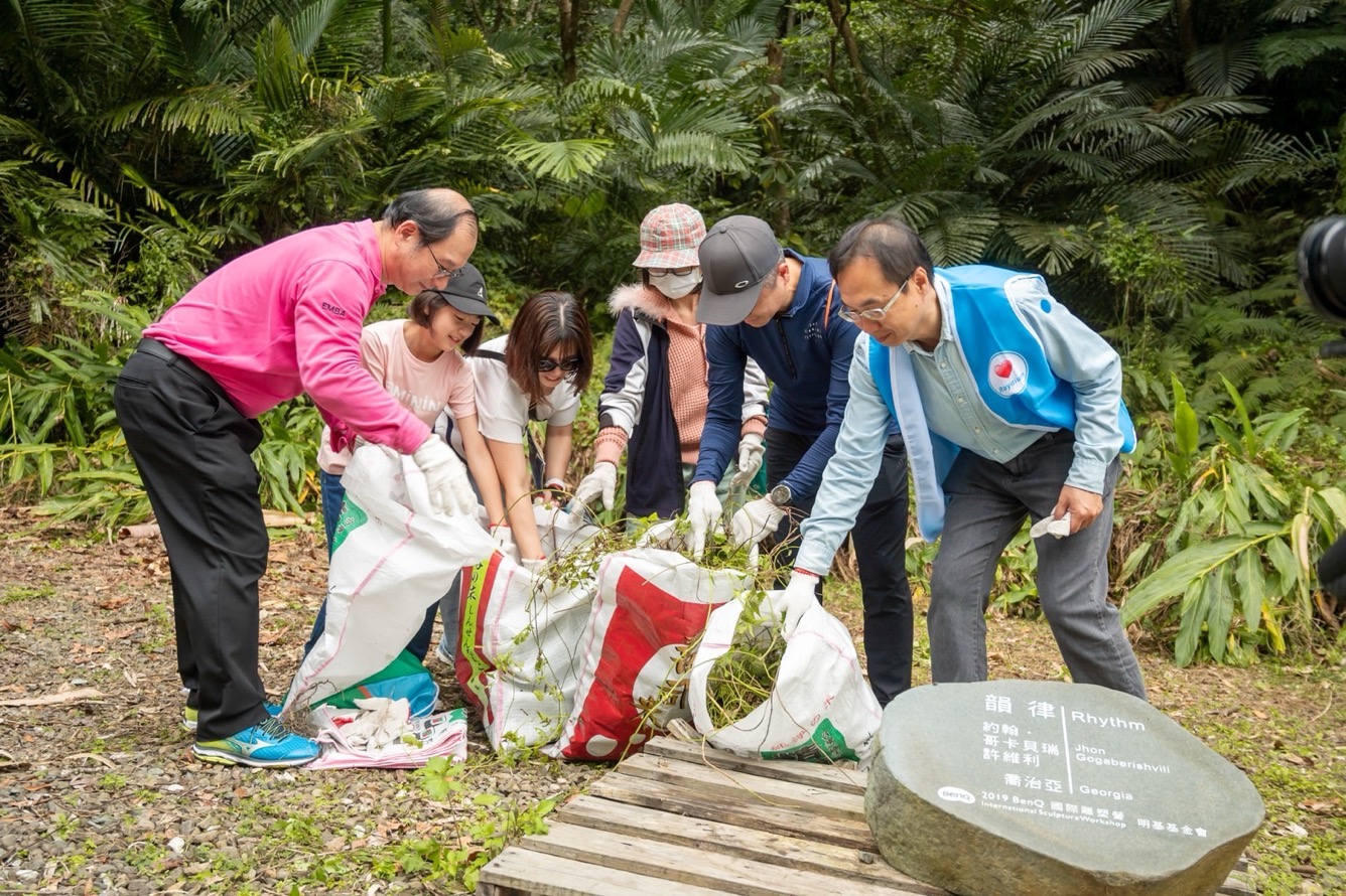 為共同守護在地物種，友達永續基金會號召志工認識並移除「綠癌」: 外來入侵種小花蔓澤蘭