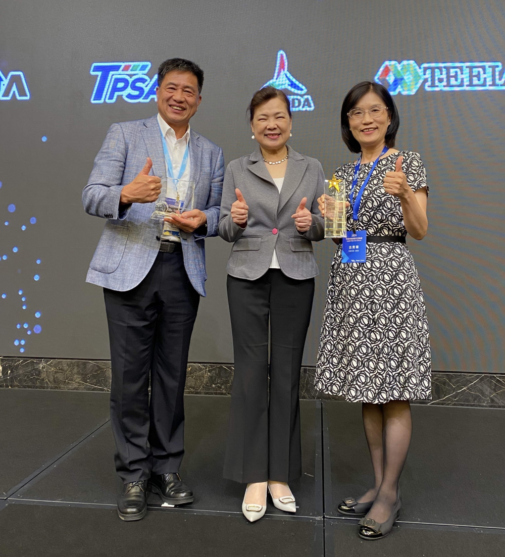 友達致力推動永續發展，於Touch Taiwan2024以3R策略貫穿Display、ESG展位實現綠色展覽目標之成果，Display展位獲綠色裝潢設計鑽質獎最高榮譽，ESG同獲金質獎殊榮。由經濟部長王美花（中）親自頒予友達光電董事長彭双浪（左）、友達光電永續長古秀華（右）