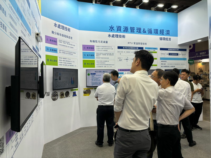友達以深厚的智慧製造經驗發展永續戰略，積極延伸價值鏈，轉化成可供外界使用的綠色智慧服務，進軍SEMICON Taiwan 2024，提供半導體產業鏈打造AI世代的永續即戰力。