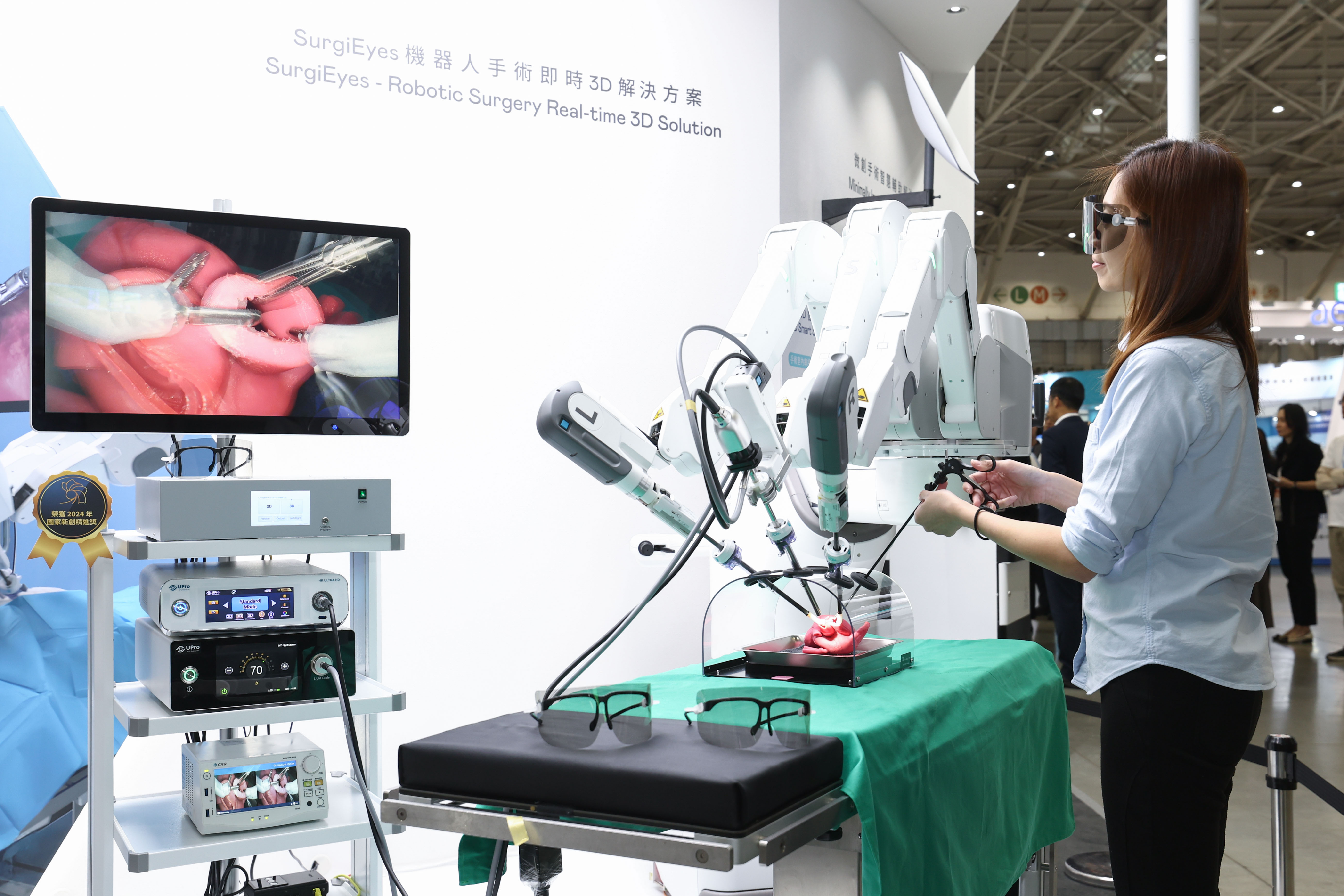達擎以〝SurgiEyes機器人手術即時3D解決方案〞為核心，打造全方位的3D智慧手術影像平台，透過即時的影像串聯，連結手術室內、外跨場域的應用，協助醫師突破時空限制，為遠距醫療帶來更多的可能性
