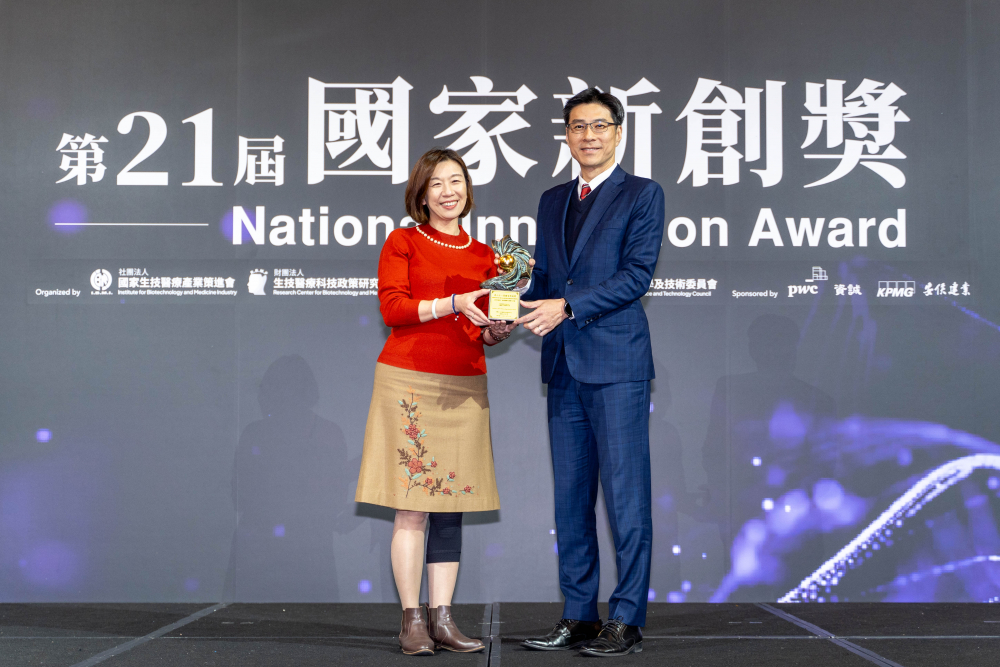 友達旗下子公司友達耘康與達擎分別以「中醫數位化檢測解決方案」及「寬視角3D醫療顯示器」獲得第二十一屆國家新創獎「智慧醫療與健康科技」類別的「企業新創獎」與「國家新創精進獎」兩項殊榮。圖左為衛生福利部政務次長林靜儀、圖右為友達光電智慧醫療事業群總經理廖世宏