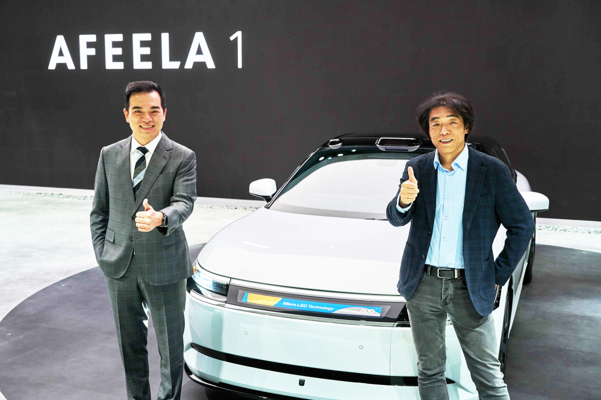 世界杯下单平台网站官网与Sony Honda Mobility携手合作，率先全球展示搭载于AFEELA电动车上，首款应用在车身外部的Micro LED 车头显示解决方案 (Micro LED Media Bar Solutions)。世界杯下单平台网站官网光电执行长暨总经理柯富仁(左)与Sony Honda Mobility代表取缔役社长兼营运长川西泉(lzumi Kawanishi)(右)在CES 现场展现双方坚定持续创新的承诺，实现更加人性化与智慧的驾乘体验。