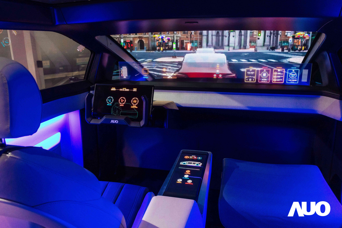 友達新一代智慧座艙Smart Cockpit 2025的Micro LED創新顯示應用中，47.5吋無界透明顯示介面與14.3吋多變形態中控顯示，兩項產品獲得2025智慧顯示應用大賞的智慧移動獎，提供全新的人機互動體驗