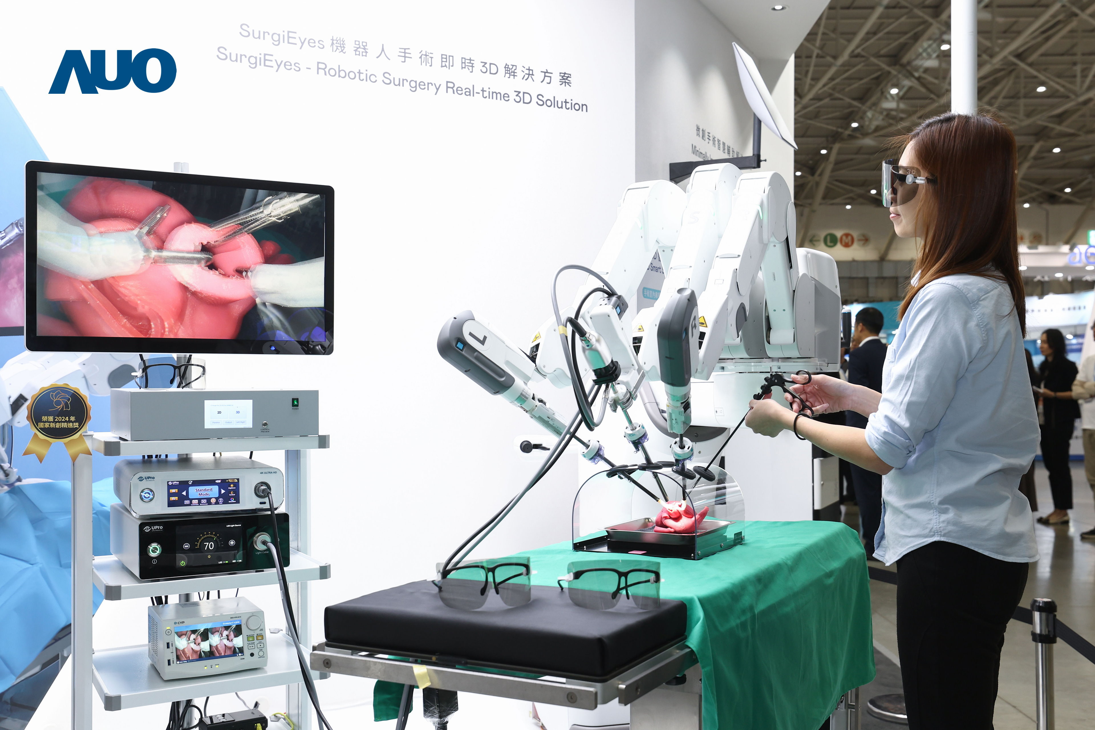 达擎以领先的3D显示技术推出〝SurgiEyes机器人手术实时3D解决方案〞，整合先进3D图像处理与独家3D垂直宽视角、广色域的显示技术，手术团队可实时同步主刀医师视角看到清晰3D影像，提升沟通效率与安全性。