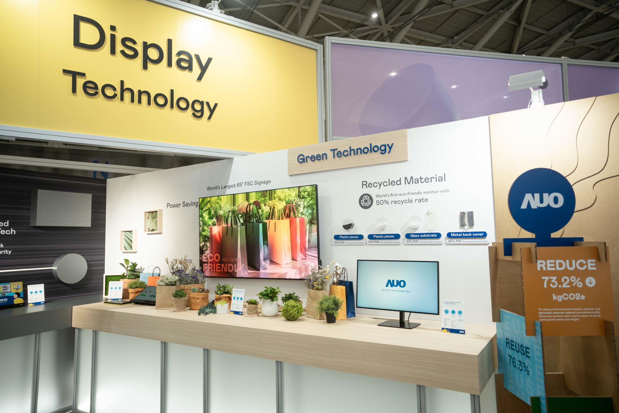 友達Touch Taiwan 2025雙展位再度獲etouch 綠色裝潢設計獎肯定；智慧顯示展位以鋁製模組系統取代傳統木作施作，並在相關裝潢物與設計使用可回收、可重複使用的材料，體現低碳與循環精神。