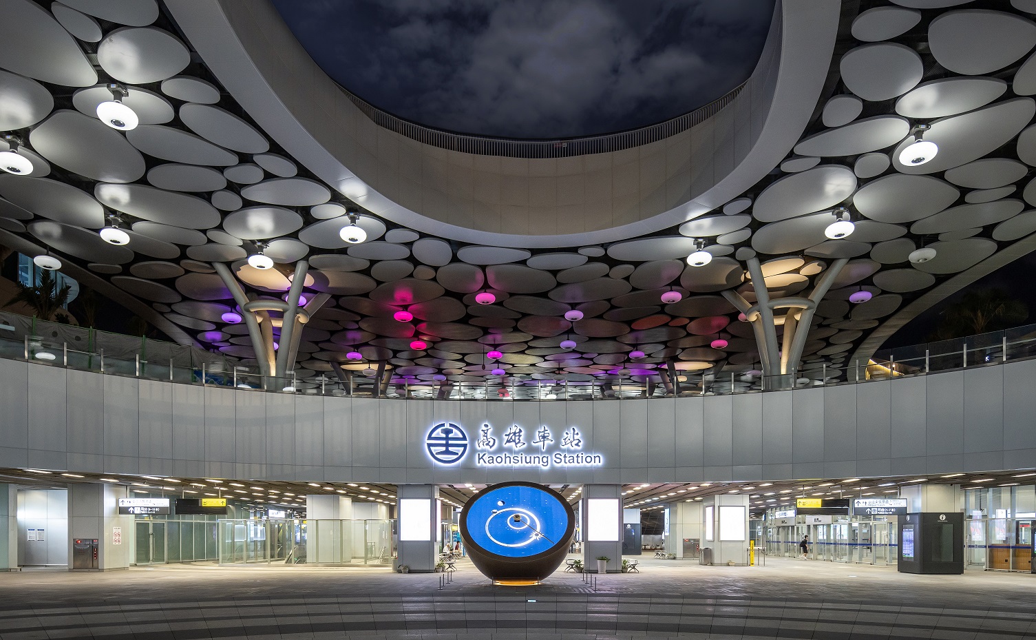 創利空間參與《高雄車站共感空間》公共藝術計畫，擔任視覺科技整合夥伴。於「看時間」天文鐘作品中提供技術指導，整合圓形LED鐘面與鐘體結構，在時間、天象星盤與空間氛圍間生動展演