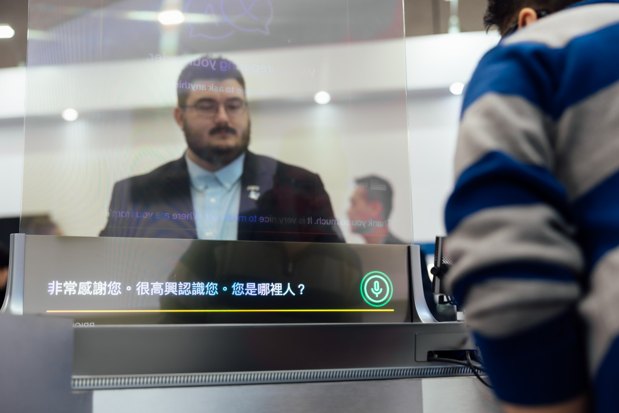 达擎42吋多语系AI互动翻译系统，可支持实时多国语言翻译，协助消费者与服务人员沟通无障碍，并保留自然眼神与表情互动，提升国际性零售场域的服务质量。