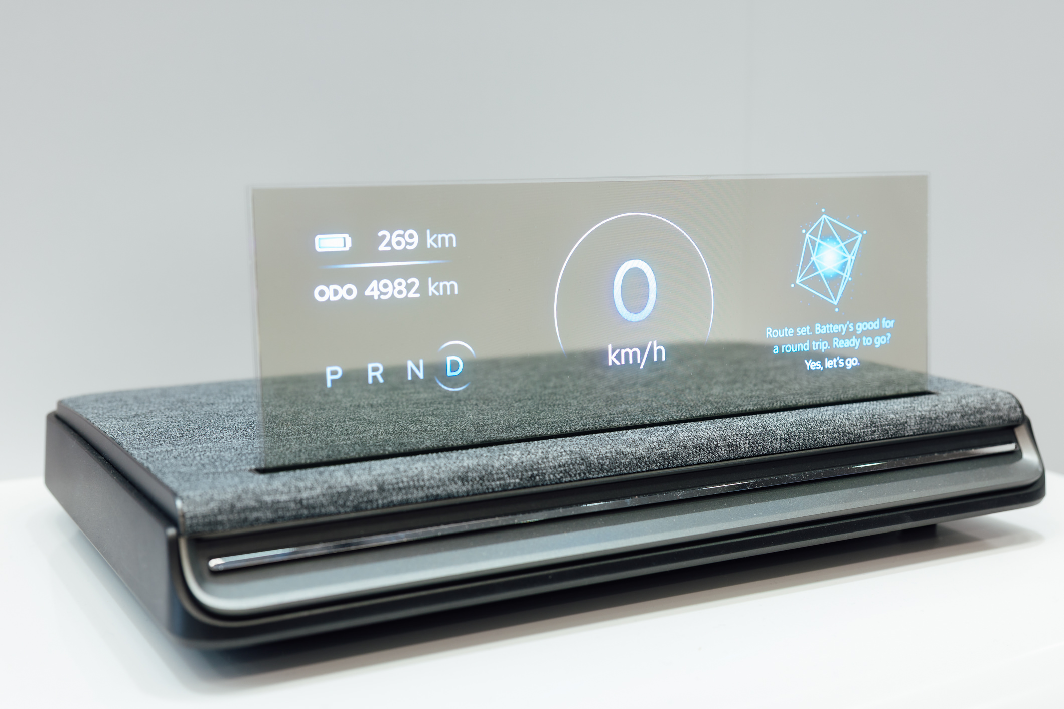 全球首款Aero Module透明Micro LED显示器模块外观轻盈通透，可与数字内容完美融合，提供动态显示、先进控制、个人化沉浸感受。